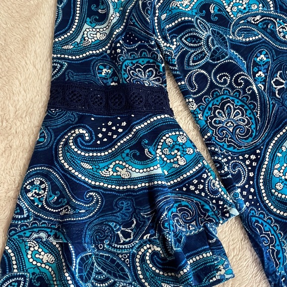 New Directions navy blue paisley top with bell sleeves size large - Picture 2 of 4